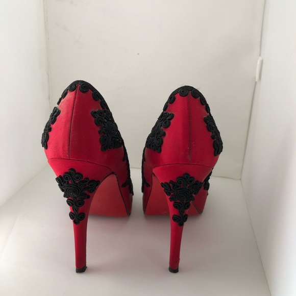 Spectacular Christian Louboutin red satin heels - Picture 4 of 6